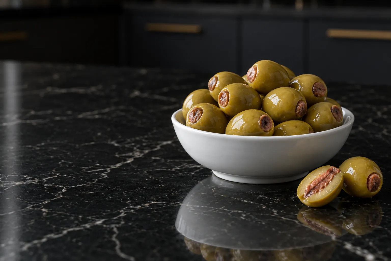 Aceitunas verdes rellenas de anchoa en un cuenco blanco